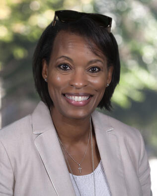 Headshot of Vicki Robinson