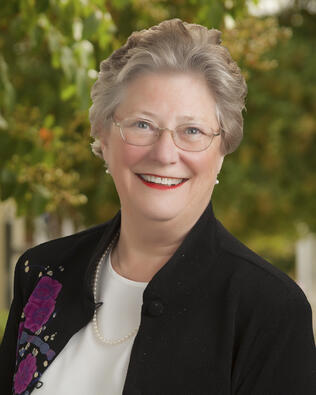 Headshot of Mimi Spear