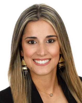 Headshot of Beatriz Desouza