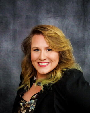Headshot of Robyn Gummersheimer