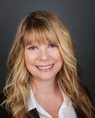 Headshot of Holly Blomquist