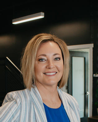 Headshot of Jenn DeWitt