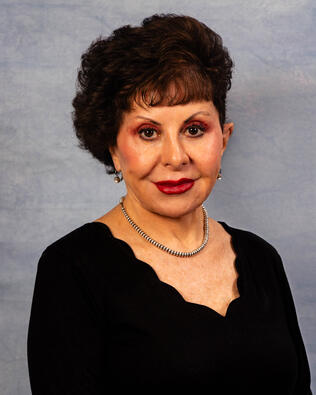 Headshot of Cinda Riley