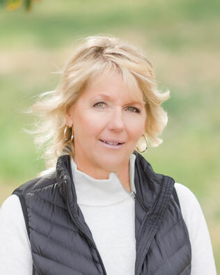 Headshot of Jeanette DiGiallonardo