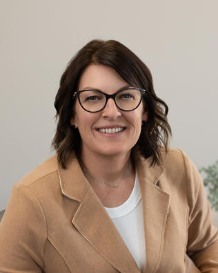 Headshot of Lindsay Grantier