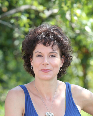 Headshot of Michelle Theriault