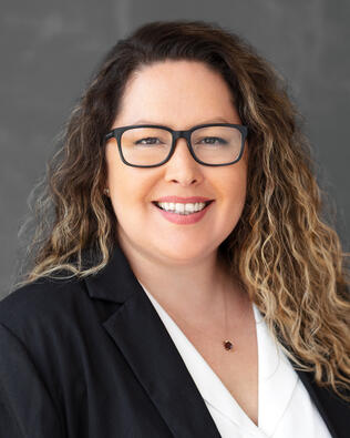 Headshot of Eva Barrett