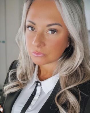 Headshot of Kristin Giroux