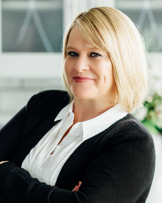 Headshot of Julie Devine