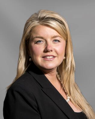 Headshot of Amanda Rhodes