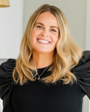 Headshot of Mandy Deal