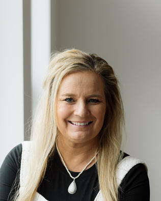 Headshot of Miriam Drury