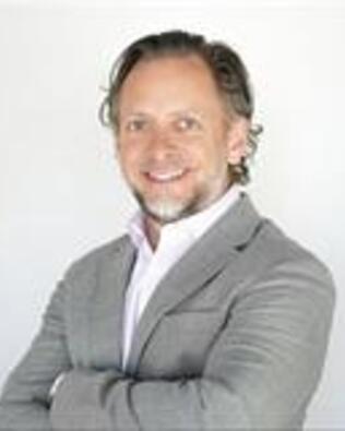 Headshot of Ian Murphy