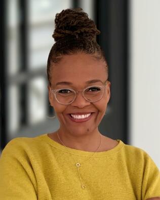Headshot of Vangie Wright