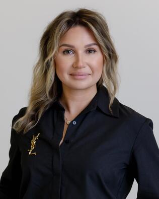 Headshot of Anna Gray