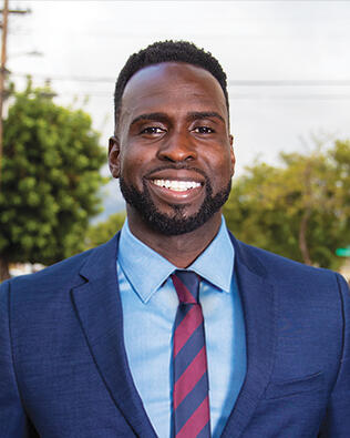 Headshot of Idris Akande