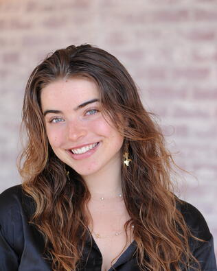 Headshot of Zoe Hagglund