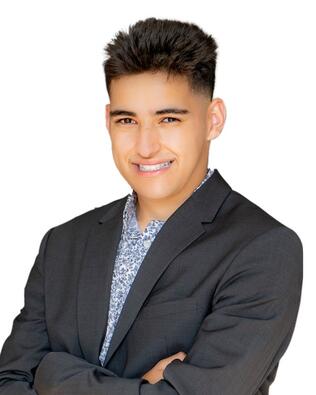 Headshot of Gustavo Tabares