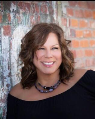 Headshot of Roxanne Chayhitz
