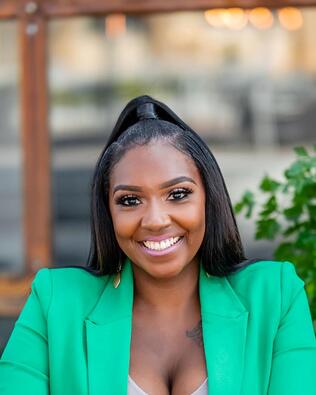 Headshot of Lindsey Taylor