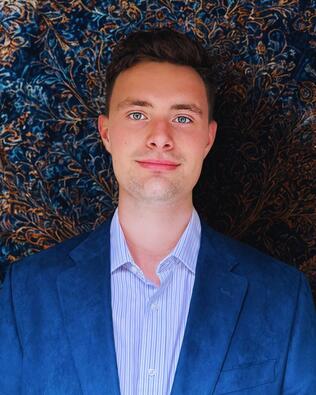 Headshot of Aero Calderwood