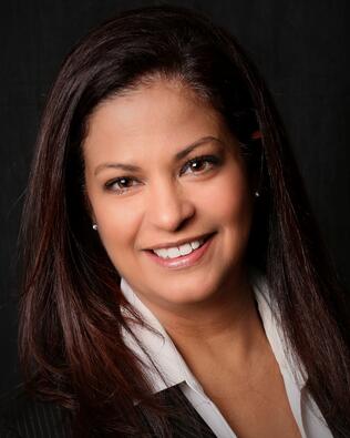 Headshot of Evelyn Tapanes