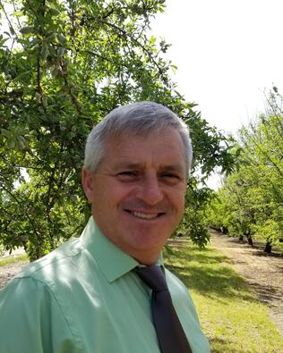 Headshot of Carlos de Matos
