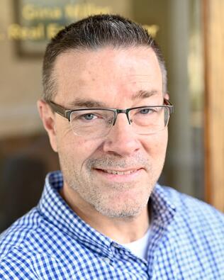 Headshot of Damon Mason
