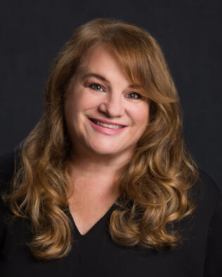 Headshot of Angie Vasconcellos REALTOR®