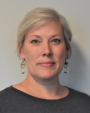 Headshot of Rebecca Chapman-Smith