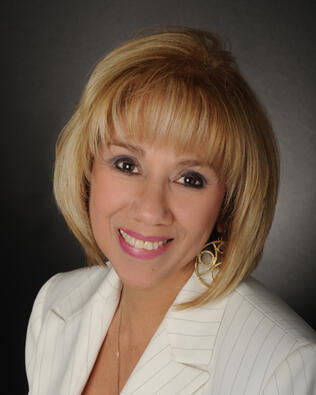 Headshot of Olivia DeVincenzo