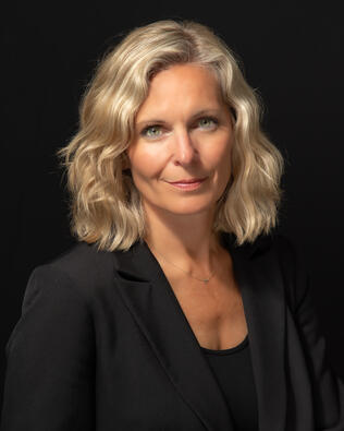 Headshot of Carrie Gibbs
