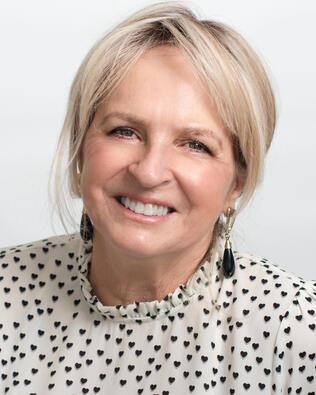 Headshot of Lyn Hunt