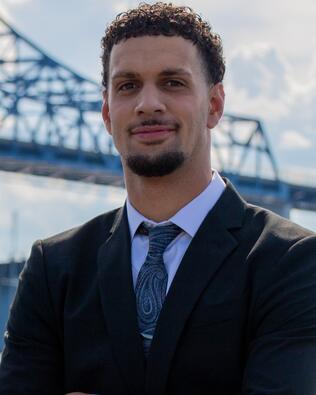 Headshot of Gabriel De Oliveira