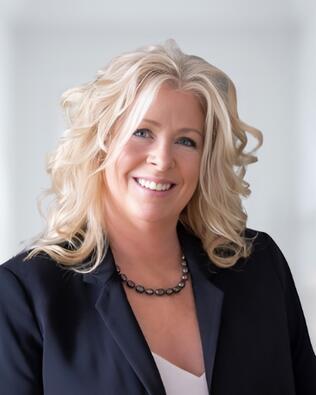 Headshot of Loni Giles