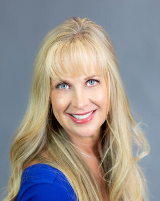 Headshot of Lynn Heyes
