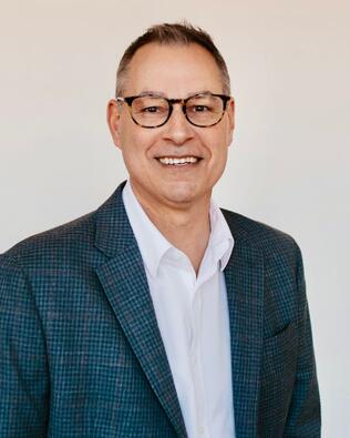 Headshot of Tom Stender-Custer