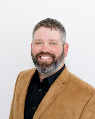 Headshot of Caleb Warren