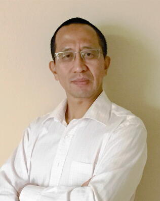 Headshot of Feng Rong