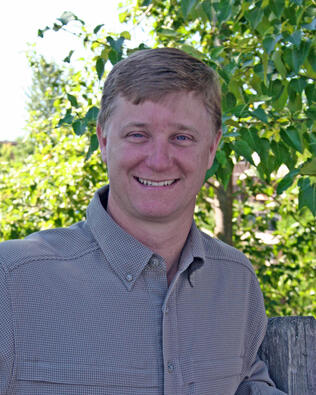 Headshot of Eric Skinner