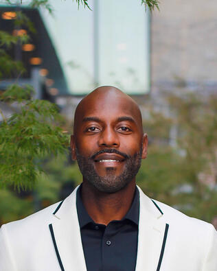 Headshot of Carlos Thomas