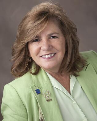 Headshot of Ruth Williams