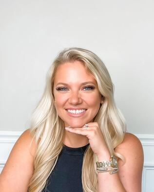 Headshot of Hollie Reid