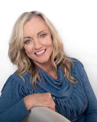 Headshot of Nancy Holloway