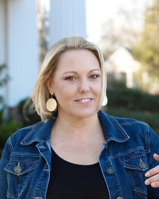 Headshot of Elizabeth Hornsby