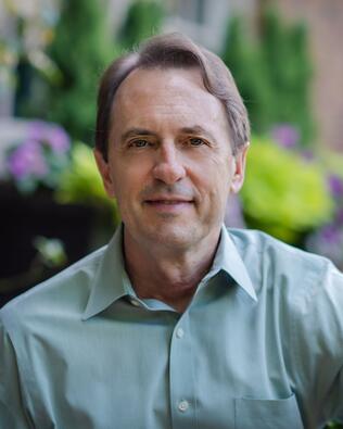 Headshot of Stephen Yates