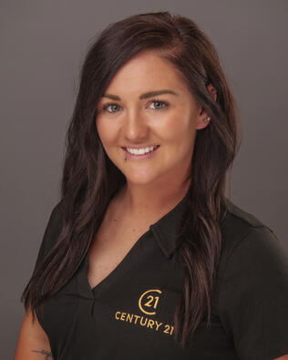 Headshot of Amanda Maddox