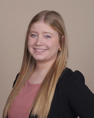 Headshot of Alexis Curtis