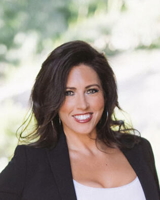Headshot of Lauren Kovacs