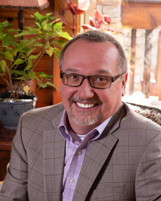 Headshot of Louie Leach